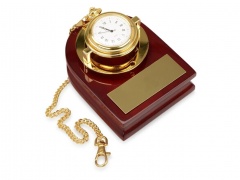 Часы Магистр с цепочкой на деревянной подставке