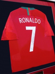 Футболка сборной Португалии с автографом Криштиану Роналду
